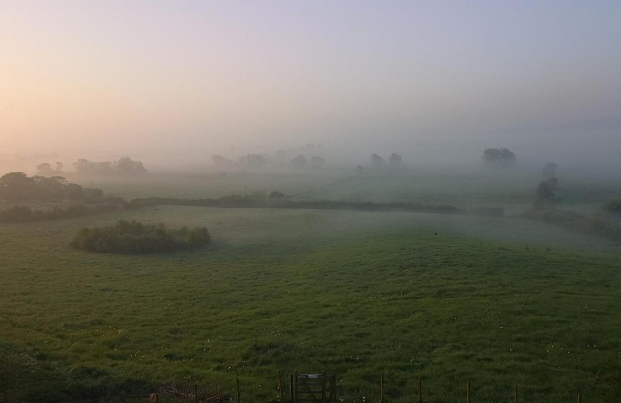 Healing Waters Sanctuary For Exclusive Private Hire And Self Catering Board, Vegetarian, Alcohol & Wifi Free Retreat In Glastonbury Bed & Breakfast Bagian luar foto